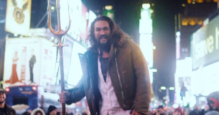 Jason Momoa surprend les fans lors de la projection du film Aquaman à New York
