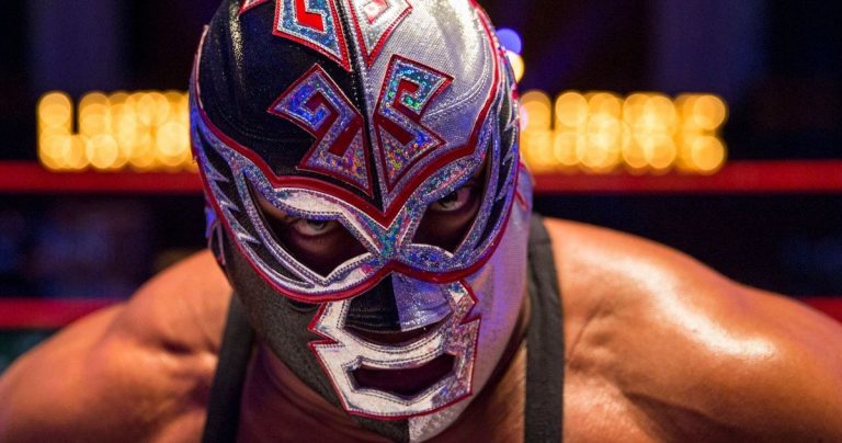 Le lutteur Silver King, le méchant Nacho Libre, meurt dans le ring à l'âge de 51 ans