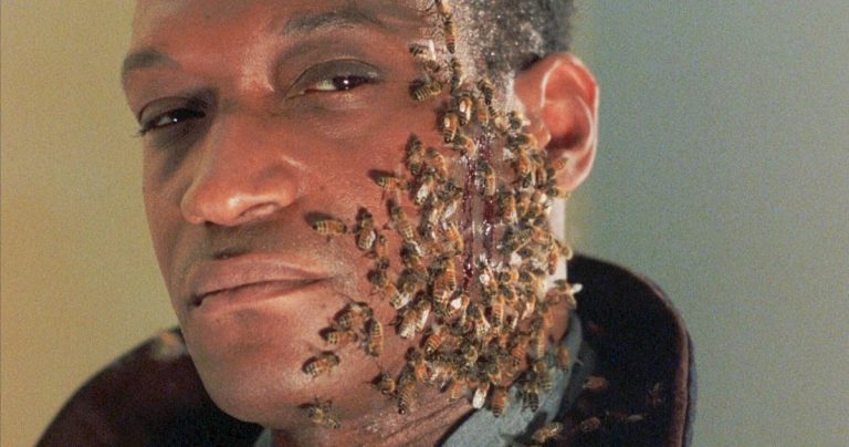 Candyman Star Tony Todd a été payé 1K $ pour chaque piqûre d'abeille, et il a été piqué beaucoup