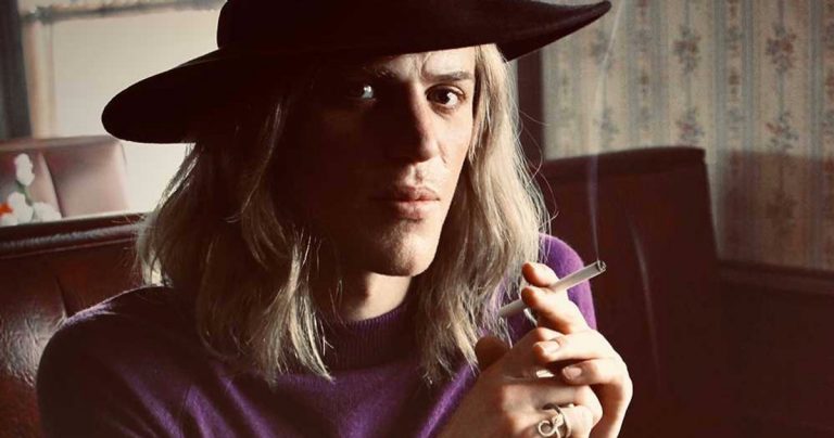 Johnny Flynn dans le rôle de David Bowie dans Stardust Biopic