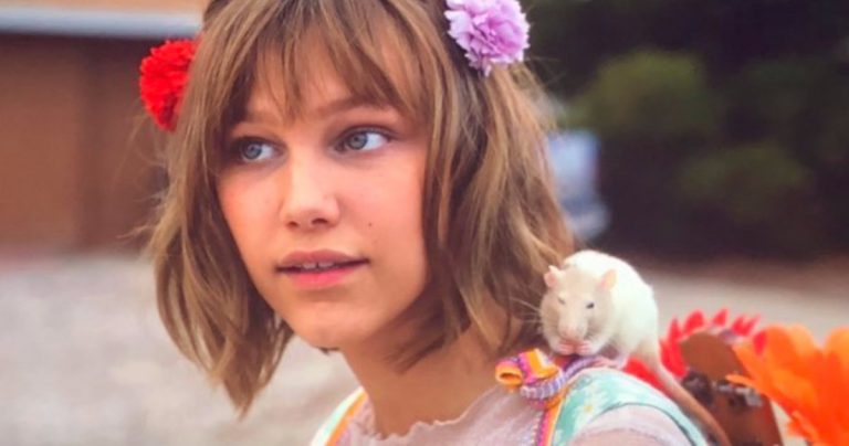 Grace VanderWaal présente son nouveau film Disney + à la D23