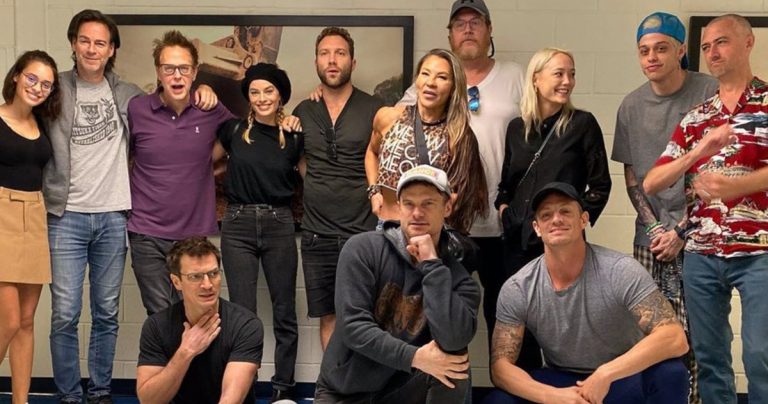 La Suicide Squad Cast s'unissent dans une nouvelle photo avec Margot Robbie & Pete Davidson