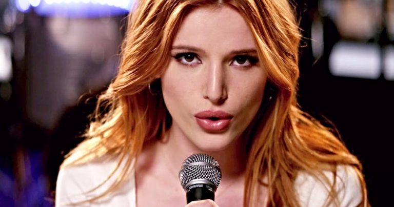 Bella Thorne réalise son premier long métrage, mais ce n'est pas pour PornHub
