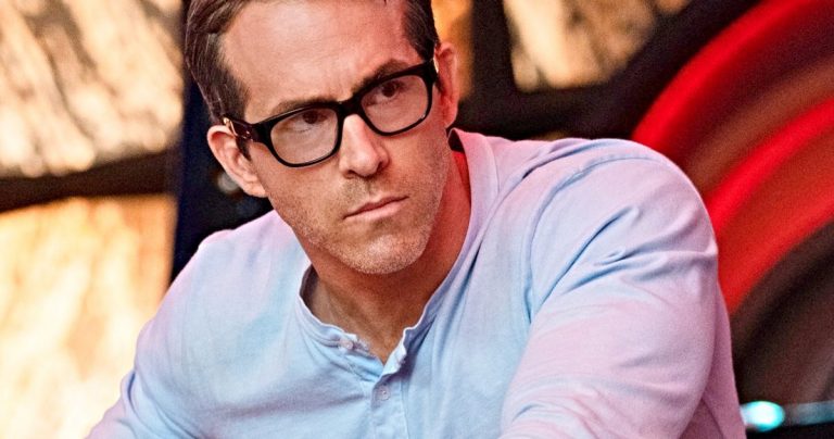 Premier regard libre de Ryan Reynolds canalisant son Clark Clark intérieur