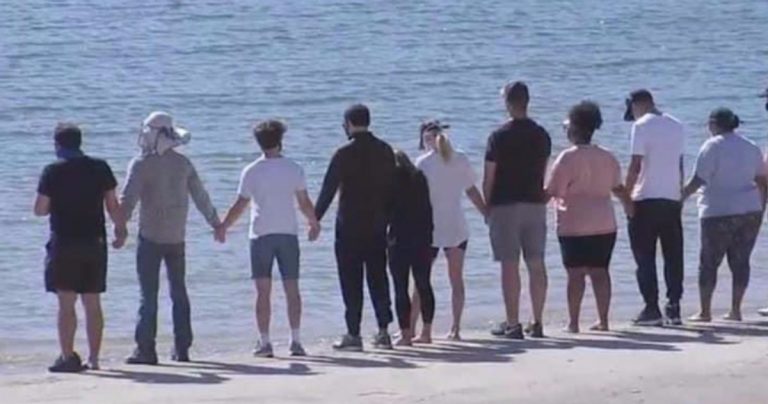 Naya Rivera se souvient que Glee Cast visite le lac Piru pour rendre hommage