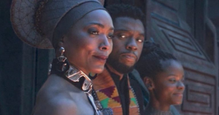 Angela Bassett se souvient d'avoir bouclé la boucle avec Chadwick Boseman pour Black Panther